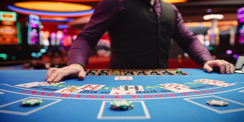 Live Dealer Games Vs. Traditional Table Games